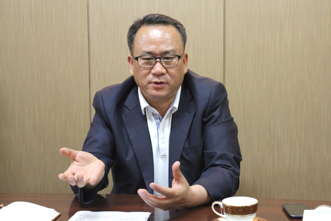 최계경(기업인/다하누대표)
농업회사법인 다하누를 이끌고 이는 최계경 회장은 벌써 ‘5대째 소 장사’를 하고 있다. 1885년 5대조부터 시작한 소 장사를 가업으로 이어오다 아버지대에 비육업으로 확대했고, 이를 물려받은 최 회장이 한우 식도락 타운과 축산물 전문 유통업체 설립으로까지 이어온 것이다.