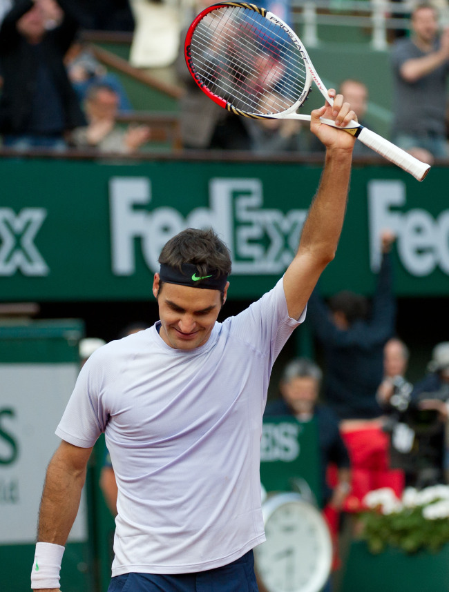 <YONHAP PHOTO-0477> (130603) -- PARIS, June 3, 2013 (Xinhua) -- Roger Federer of Switzerland celebrates after winning his men's singles fourth round match against Gilles Simon of France on day 8 of the 2013 French Open tennis tournament at Roland Garros in Paris, France, on June 2, 2013. Roger Federer won 3-2 to enter the quarter-finals. (Xinhua/Bai Xue)/2013-06-03 10:43:38/ <저작권자 ⓒ 1980-2013 ㈜연합뉴스. 무단 전재 재배포 금지.>
Roger Federer celebrates after beating Gilles Simon.   Xinhua-Yonhap News