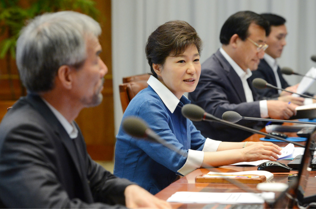 President Park Geun-hye presides over the meeting with her senior secretaries at Cheong Wa Dae on Monday.   Chung Hee-cho/The Korea Herald