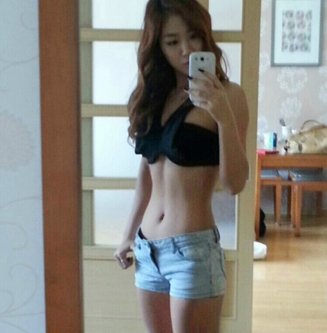 소유(강지현/가수/씨스타)
걸그룹 씨스타 멤버 소유의 탄탄한 복근 셀카가 화제다.