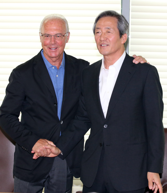 Chung Mong-joon (right), honorary president of the Korea Football Association, poses with Franz Beckenbauer, honorary president of Bayern Munich, shortly after a press conference in Seoul on Monday. Beckenbauer visited Seoul on the day to congratulate Chung on receiving a German medal of merit.   Yonhap News