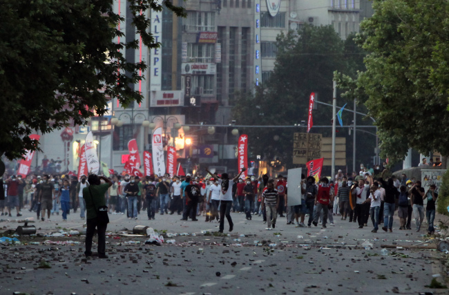 Young Turks clash with security forces in Ankara on Sunday.   AP-Yonhap News