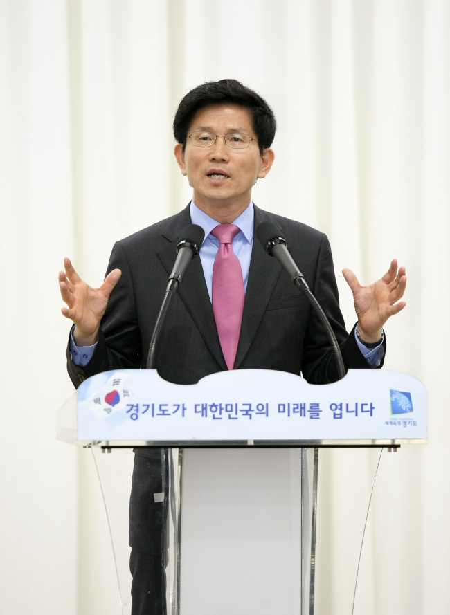김문수(광역단체장/전국회의원/경기도도지사)
경기도와 경기도평생교육진흥원은 3일 포천시 선한다문화가정 지원센터에서 김문수<사진> 도지사와 포스코 황은연 부사장, 포천시장 및 100여명의 마을관계자가 참여한 가운데 ‘포스코 지원 포천시 행복배움터’ 사업을 기념하기 위한 현판제막식을 개최했다.