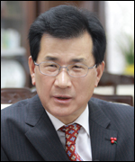 이시종(광역단체장/전국회의원/충청북도도지사)
충청북도는 도민이 함께 어울려 살고 싶은 마을을 조성하기 위하여 추진하는 ‘함께하는 청풍명월 마을 만들기 사업’ 과 관련하여 3일 (사)주민참여 도시만들기 지원센터와 업무협약식을 가졌다고 밝혔다.