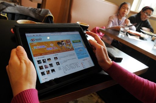 A woman views the Chinese social media website Weibo at a cafe in Beijing.   AFP-Yonhap News