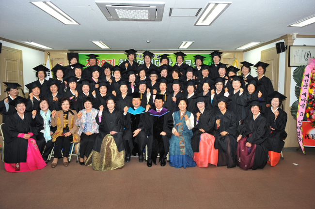 3일 대구대에 따르면 경북도평생교육진흥원이 경북 지역민들의 평생교육 기회 및 정보 제공과 상담업무, 평생교육프로그램 개발 및 운영, 평생교육사 등 평생교육종사자 연수, 정책연구 및 컨설팅 등 경북도 평생교육 전반에 대한 컨트롤 타워 역할을 수행한다.