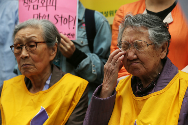 길원옥(오른쪽), 김복동 할머니가 29일 오전 서울 종로구 중학동 주한일본대사관 앞에서 열린 제 1076차 일본군 ‘위안부’ 문제 해결을 위한 정기 수요시위에서 침통한 표정으로 앉아있다
