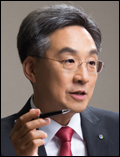 홍원식(금융인/이트레이드증권대표이사)
홍원식 이트레이드증권 대표이사는 3일 임직원들과의 상견례를 갖고 사장으로서의 공식 행보를 시작했다.