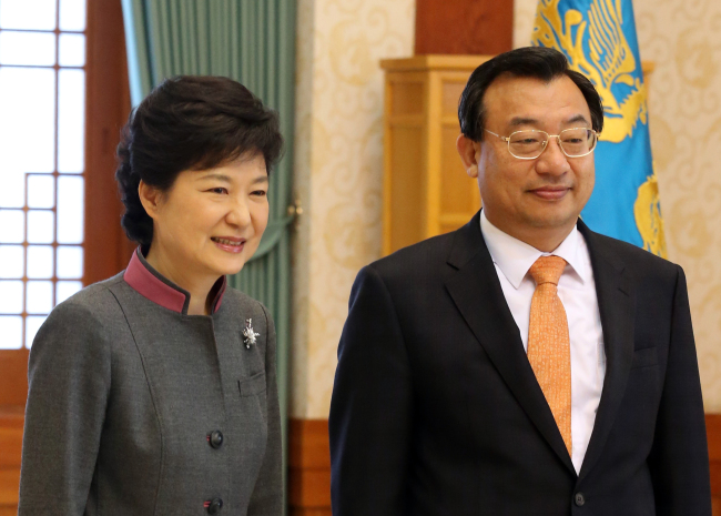 박근혜(좌부터/대통령),이정현(정당인/전국회의원)
President Park Geun-hye stands next to her longtime aide and new senior press secretary Lee Jung-hyun in this March 25 file photo. (Yonhap News)