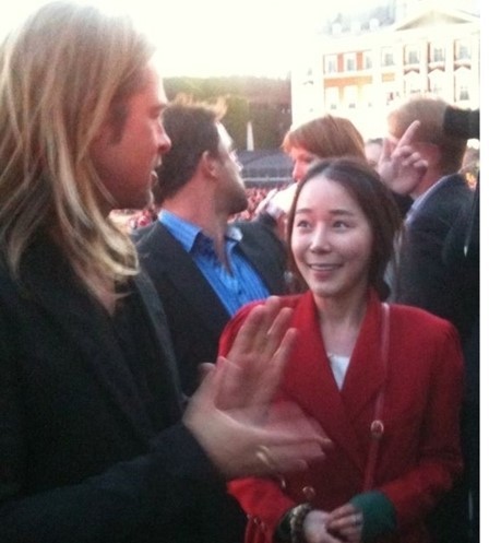 브래드피트(좌부터/BradPitt/영화배우),소이(김소연/영화배우/가수/라즈베리필드)
가수 소이가 할리우드 톱스타 브래드 피트와 찍은 사진을 공개했다.