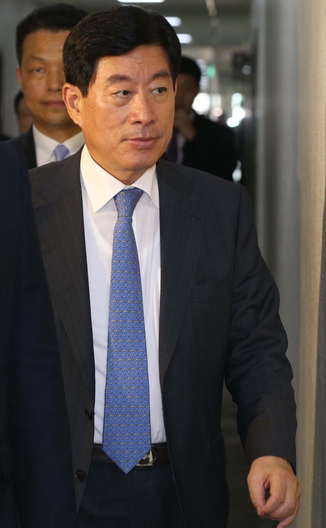 원세훈(전정무직공무원)
Won Sei-hoon, a former spy chief and long-time aide to former President Lee Myung-bak, is likely to face charges for personal corruption as well as his role in intelligence agents’ illegal intervention in politics.