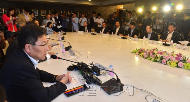 윤상직(정무직공무원/산업통상자원부장관)
여름철 전력난 극복에 나선 윤상직 산업통상자원부 장관이 3일 오후 서울 중구 대한상의 챔버라운지에서 여름철 전력수급 관련 CEO간담회를 가졌다. 이번 간담회는 원전 3기 정지로인한 올 여름 전력수급 위기를 극복하기 위해 기업들과 수급전망을 공유하고 적극적인 수요 감축 협조를 당부하기 위해 마련되었다. 윤상직장관이 모두발언을 하고 있다.