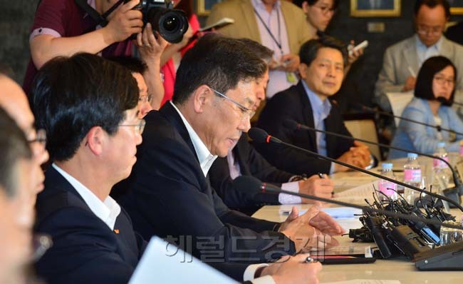 윤상직(정무직공무원/산업통상자원부장관)
여름철 전력난 극복에 나선 윤상직 산업통상자원부 장관이 3일 오후 서울 중구 대한상의 챔버라운지에서 여름철 전력수급 관련 CEO간담회를 가졌다. 이번 간담회는 원전 3기 정지로인한 올 여름 전력수급 위기를 극복하기 위해 기업들과 수급전망을 공유하고 적극적인 수요 감축 협조를 당부하기 위해 마련되었다. 윤상직장관이 모두발언을 하고 있다.