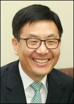 양근복(검사/서울고등검찰청)
국세청이 개청 이래 처음으로 검사 출신의 감사관을 선임했다. 최근 잇따른 국세청 직원들의 비리가 터져 나오자, 내부비리근절 대책의 일환으로 풀이된다.