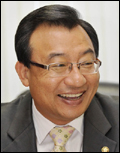이정현(정당인/전국회의원)
박근혜 정부 2번째 홍보수석으로 선임된 이정현 홍보수석은 박근혜 대통령의 최측근중 한 사람으로 박 대통령의 ‘복심’이란 소시를 듣고 있다.