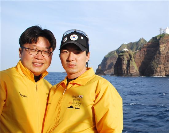 서경덕(좌부터/교수/성신여자대학교교수),송일국(탤런트/영화배우)
배우 송일국과 한국 홍보 전문가 서경덕 성신여대 교수가 한국사 수능 필수과목 선정을 위한 대국민 100만 명 서명 운동을 펼친다.