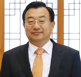 이정현(정당인/전국회의원)
President Park Geun-hye on Monday named senior secretary for political affairs Lee Jung-hyun as senior secretary for public relations.