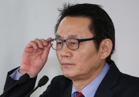 윤창중(전정무직공무원/전신문인)
통합진보당이 윤창중 전 청와대 대변인을 형사고발할 방침이다. 성폭력에 관한 특별법 위반과 대국민 사기 거짓 기자회견에 대한 허위사실 유포와 명예훼손 혐의다.