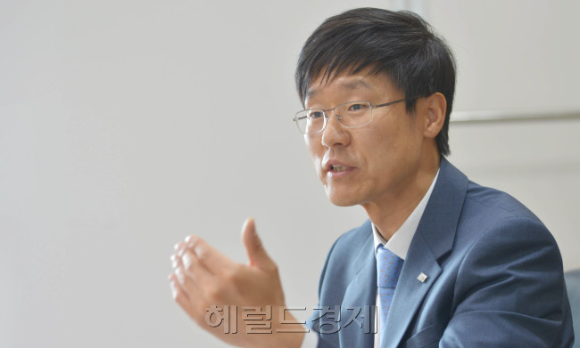 유지헌 미래에셋증권 이사
김명섭 기자 msiron@heraldcorp.com
유지헌 미래에셋증권 이사<br />김명섭 기자 msiron@heraldcorp.com