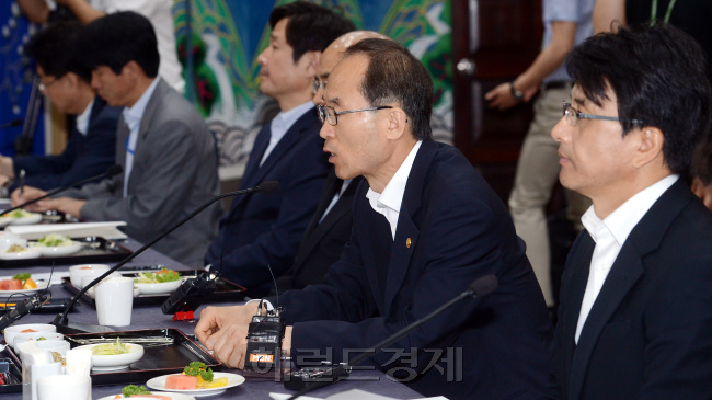 4일 오전 서울 여의도 국회 귀빈식당에서 국회 환경노동위 소속의원들과 윤성규 환경부 장관이 참석한 가운데 가습기 살균제 피해자에 대한 대책을 논의하기 위한 당정협의가 열리고 있다.윤성규 환경부 장관이 인사말을 하고 있다./안훈기자 rosedale@ 2013.06.04
4일 오전 서울 여의도 국회 귀빈식당에서 국회 환경노동위 소속의원들과 윤성규 환경부 장관이 참석한 가운데 가습기 살균제 피해자에 대한 대책을 논의하기 위한 당정협의가 열리고 있다.윤성규 환경부 장관이 인사말을 하고 있다./안훈기자 rosedale@ 2013.06.04