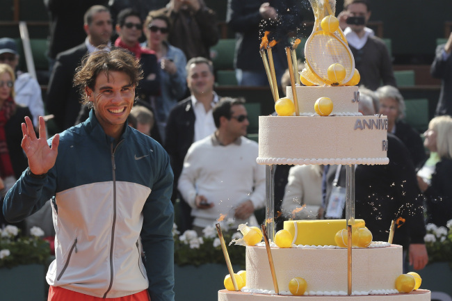 <YONHAP PHOTO-0091> Spain's Rafael Nadal celebrates his 27th birthday on center court after defeating Japan's Kei Nishikori in three sets 6-4, 6-1, 6-3, in their fourth round match at the French Open tennis tournament, at Roland Garros stadium in Paris, Monday June 3, 2013. (AP Photo/Michel Euler)/2013-06-04 01:36:02/ <저작권자 ⓒ 1980-2013 ㈜연합뉴스. 무단 전재 재배포 금지.>
Rafael Nadal celebrates his 27th birthday on Monday.   AP-Yonhap News
Rafael Nadal celebrates his 27th birthday on Monday.   AP-Yonhap News