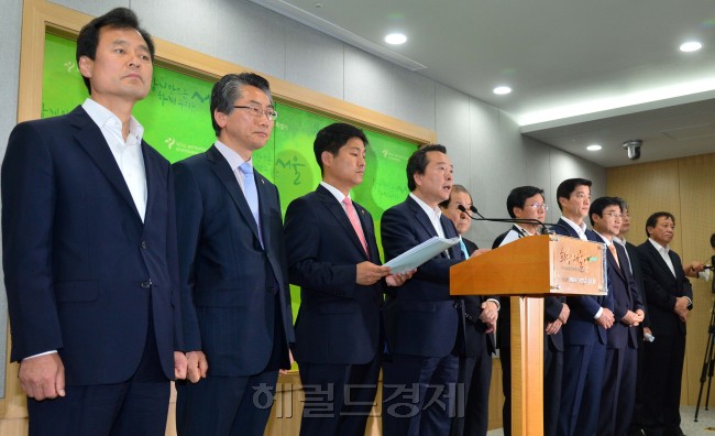 4일 오전 서울시청 브리핑룸에서 서울시구청장협의회 노현송(강서구청장)회장을 비롯한 서울시 구청장들이 나와 무상보육 국고보조율 상향을 촉구하고 있다.<br />이상섭 기자. babtong@heraldcorp.com 2013.06.04
4일 오전 서울시청 브리핑룸에서 서울시구청장협의회 노현송(강서구청장)회장을 비롯한 서울시 구청장들이 나와 무상보육 국고보조율 상향을 촉구하고 있다.
이상섭 기자. babtong@heraldcorp.com 2013.06.04
4일 오전 서울시청 브리핑룸에서 서울시구청장협의회 노현송(강서구청장)회장을 비롯한 서울시 구청장들이 나와 무상보육 국고보조율 상향을 촉구하고 있다.
이상섭 기자. babtong@heraldcorp.com 2013.06.04
4일 오전 서울시청 브리핑룸에서 서울시구청장협의회 노현송(강서구청장)회장을 비롯한 서울시 구청장들이 나와 무상보육 국고보조율 상향을 촉구하고 있다.
이상섭 기자. babtong@heraldcorp.com 2013.06.04
4일 오전 서울시청 브리핑룸에서 서울시구청장협의회 노현송(강서구청장)회장을 비롯한 서울시 구청장들이 나와 무상보육 국고보조율 상향을 촉구하고 있다.
이상섭 기자. babtong@heraldcorp.com 2013.06.04
서울시구청장협의회 노현송(강서구청장)회장을 비롯한 서울시 구청장들이 4일 오전 서울시청 브리핑룸에서 무상보육 예산 부족으로 오는 9월에는 보육대란이 불가피 하다며 국고보조율 상향을 촉구하고 있다. 이상섭 기자/babtong@heraldcorp.com