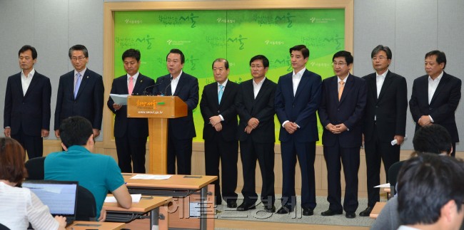 4일 오전 서울시청 브리핑룸에서 서울시구청장협의회 노현송(강서구청장)회장을 비롯한 서울시 구청장들이 나와 무상보육 국고보조율 상향을 촉구하고 있다. <br />이상섭 기자. babtong@heraldcorp.com 2013.06.04
4일 오전 서울시청 브리핑룸에서 서울시구청장협의회 노현송(강서구청장)회장을 비롯한 서울시 구청장들이 나와 무상보육 국고보조율 상향을 촉구하고 있다.
이상섭 기자. babtong@heraldcorp.com 2013.06.04
4일 오전 서울시청 브리핑룸에서 서울시구청장협의회 노현송(강서구청장)회장을 비롯한 서울시 구청장들이 나와 무상보육 국고보조율 상향을 촉구하고 있다.
이상섭 기자. babtong@heraldcorp.com 2013.06.04
4일 오전 서울시청 브리핑룸에서 서울시구청장협의회 노현송(강서구청장)회장을 비롯한 서울시 구청장들이 나와 무상보육 국고보조율 상향을 촉구하고 있다.
이상섭 기자. babtong@heraldcorp.com 2013.06.04
4일 오전 서울시청 브리핑룸에서 서울시구청장협의회 노현송(강서구청장)회장을 비롯한 서울시 구청장들이 나와 무상보육 국고보조율 상향을 촉구하고 있다.
이상섭 기자. babtong@heraldcorp.com 2013.06.04