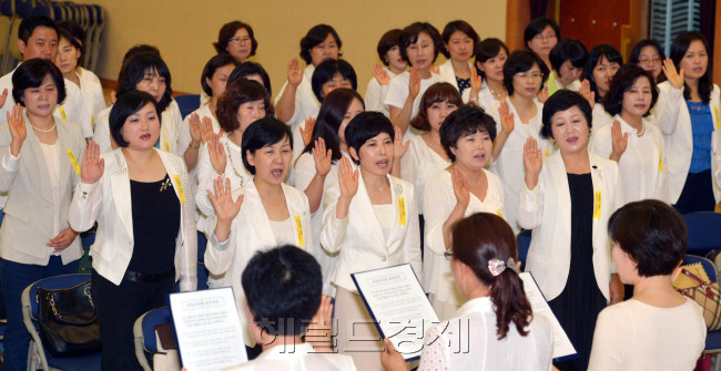 서울 성동구 관내 어린이집 원장들은 4일 오전 구청 대강당에서 자정결의대회를 열고 최근 사회적 물의를 일으킨 일부 어린이집의 비리, 부실운영과 같은 사례발생을 사전차단하기 위해 투명하고 안전한 보육환경 다짐을 하고 있다.<br />김명섭 기자 msiron@heraldcorp.com
서울 성동구 관내 어린이집 원장들은 4일 오전 구청 대강당에서 자정결의대회를 열고 최근 사회적 물의를 일으킨 일부 어린이집의 비리, 부실운영과 같은 사례발생을 사전차단하기 위해 투명하고 안전한 보육환경 다짐을 하고 있다.
김명섭 기자 msiron@heraldcorp.com