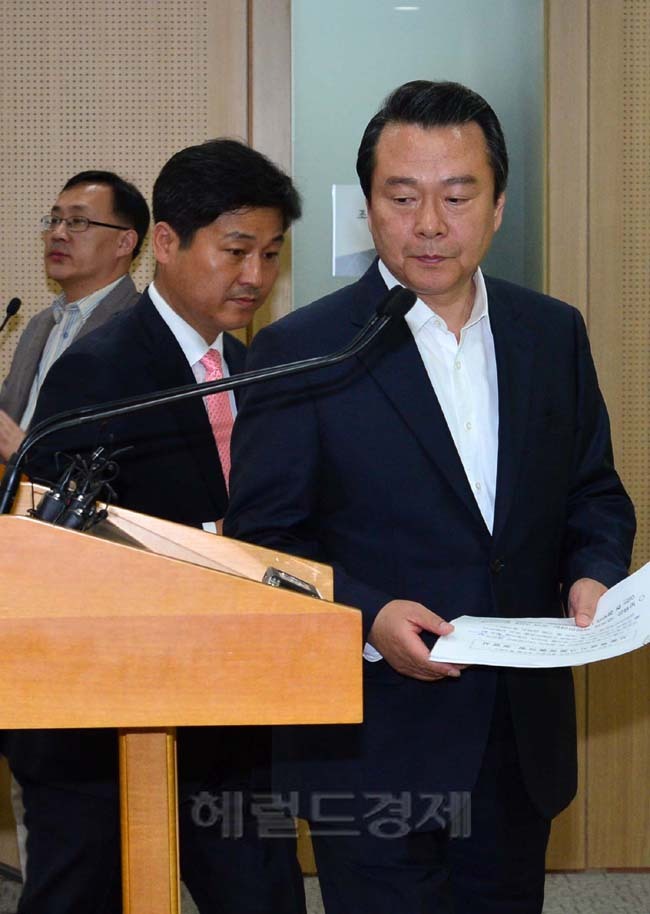 노현송(기초단체장/전국회의원/서울특별시강서구구청장)
4일 오전 서울시청 브리핑룸에서 서울시구청장협의회 노현송(강서구청장)회장을 비롯한 서울시 구청장들이 나와 무상보육 국고보조율 상향을 촉구하고 있다. 노현송구청장이 브리핑룸으로 들어오고 있다.