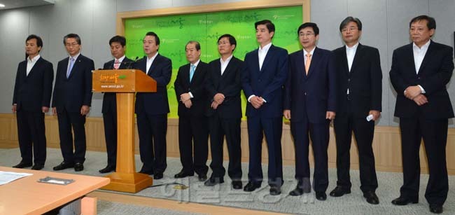 노현송(기초단체장/전국회의원/서울특별시강서구구청장)
4일 오전 서울시청 브리핑룸에서 서울시구청장협의회 노현송(강서구청장)회장을 비롯한 서울시 구청장들이 나와 무상보육 국고보조율 상향을 촉구하고 있다. 노현송구청장이 브리핑룸으로 들어오고 있다.