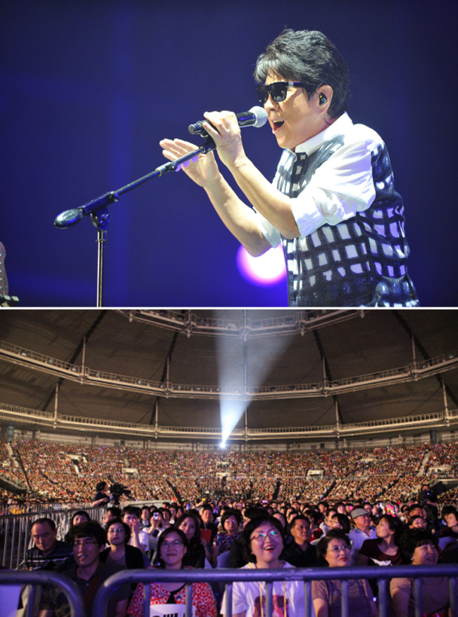 조용필(가수)
지난 주말 열린 조용필과 이문세의 콘서트 현장에서 이 땅의 중년들이 너무나도 흥겹게 노는 모습을 목격했다.