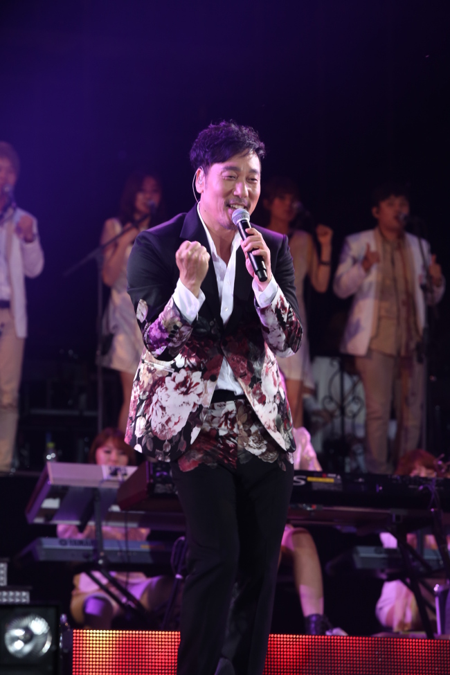 이문세(가수/방송인)
지난 주말 열린 조용필과 이문세의 콘서트 현장에서 이 땅의 중년들이 너무나도 흥겹게 노는 모습을 목격했다.