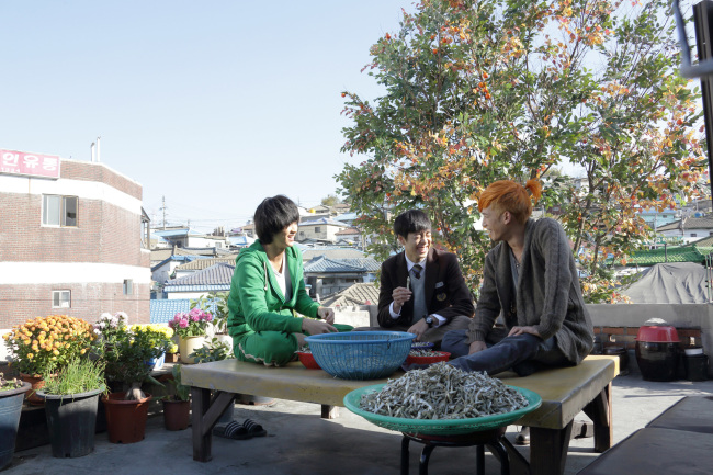 김수현(탤런트/영화배우),이현우(탤런트/영화배우),박기웅(영화배우/탤런트)
영화 ‘은밀하게 위대하게’의 주연 김수현은 인터뷰에서 “작품을 선택할 무렵인 지난해 많은 시나리오를 받았는데, 그중에서 4편 정도가 간첩을 주인공으로 한 서로 다른 영화였다”고 밝혔다.