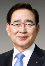 한동우(금융인/신한금융지주회사회장)
신한금융지주(회장 한동우ㆍ사진)는 ‘따뜻한 금융’을 기치로 내걸고 글로벌 금융브랜드로 도약하기 위한 준비를 차곡차곡 쌓아가고 있다.