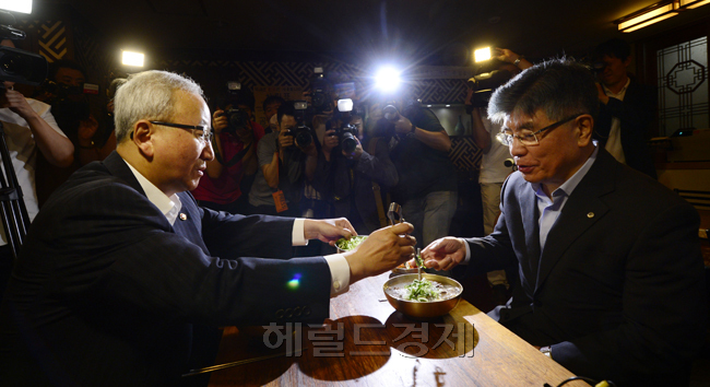 현오석(좌부터/정무직공무원/기획재정부장관/부총리),김중수(금융인/전대학총장/한국은행총재/동아시아태평양중앙은행총재회의의장)
박근혜 정부 출범 후 처음으로 현오석 경제부총리 겸 기획재정부 장관과 김중수 한국은행 총재가 4일 오전 서울 명동의 한 곰탕집에서 조찬회동을 가진 가운데 현 부총리가 김 총재의 곰탕에 파를 넣어주고 있다.