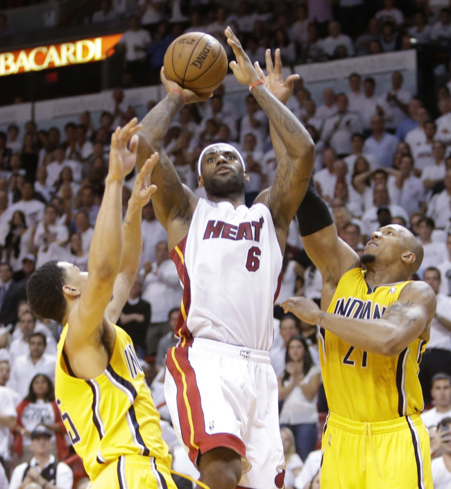 Miami Heat forward LeBron James shoots against the Indiana Pacers on Monday.   AP-Yonhap News