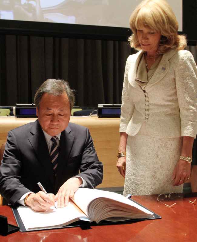 South Korean Ambassador to the United Nations Kim Sook signs the U.N. Arms Trade Treaty at the chamber of the United Nations Trusteeship Council in New York on Monday.   Yonhap News