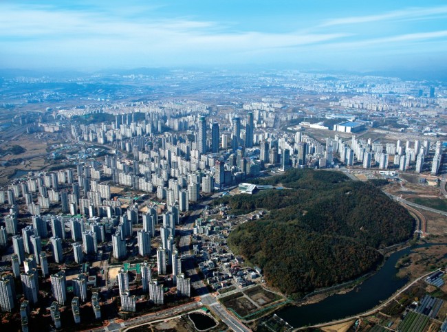 LH-developed apartment complexes in Dongtan, Gyeonggi Province.   LH Corp.