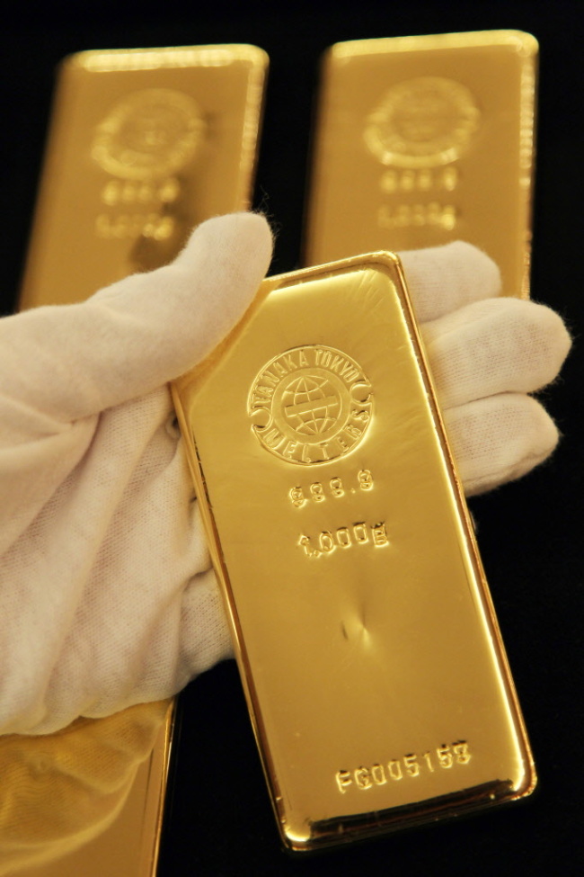 Gold bars are displayed at Tanaka Kikinzoku Jewelry store in Tokyo.  Bloomberg
