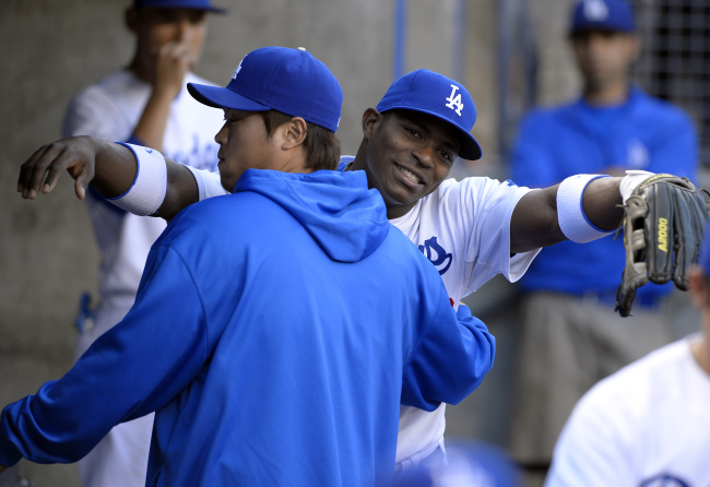 Los Angeles Dodgers outfielder Yasiel Puig hugs starting pitcher Ryu Hyun-jin on Monday.   AP-Yonhap News