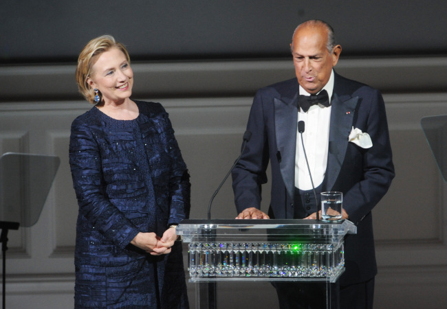 Designer Oscar de la Renta (right) speaks on stage next to former Secretary of State Hillary Rodham Clinton during the 2013 CFDA Fashion Awards at Alice Tully Hall on Monday in New York.   AP-Yonhap News