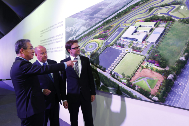 BMW Group Korea’s chief executive Kim Hyo-joon (left) on Tuesday describes the carmaker’s planned driving center at Yeongjongdo, Incheon, to other BMW group executives including Hendrik von Kuenheim (second from left) who heads BMW Group’s operations in the Asia-Pacific and South Africa. Construction began on the driving center the same day.   BMW Group Korea