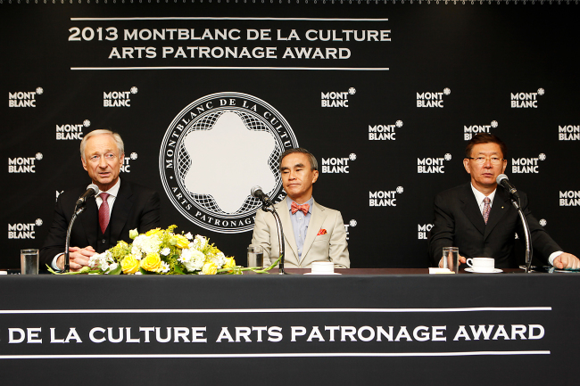 (From left) Lutz Bethge Montblanc International CEO Lutz Bethge, Byucksan Engineering chairman Kim Higgin, and Shin Yong-keuk, CEO of Euro Trading, Korean distributor of Montblanc, attend a press conference held at Renaissance Hotel in Seoul on Tuesday before the Montblanc de la Culture Arts Patronage Award ceremony.   Working P