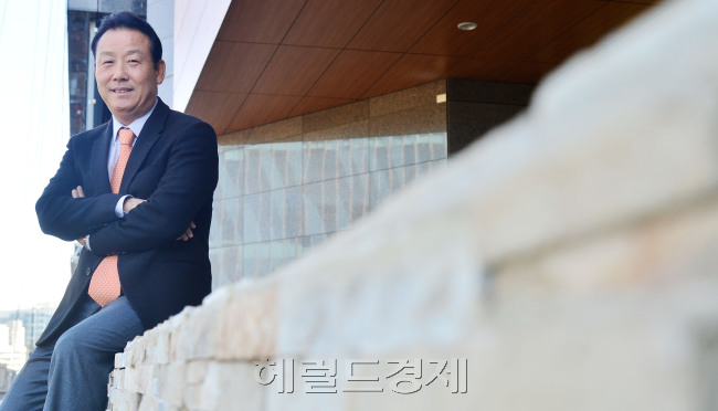 정지완(기업인/솔브레인대표이사회장/코스닥협회회장)
누구에게나 살면서 ‘세 번의 기회’가 있다고 한다. 정말 세 번의 기회가 오는 것인지, 혹시 왔는데 모르고 지나친 것은 아닌지, 또는 아직 한 번도 오지 않은 것은 아닌지 궁금할 때가 많다. 영영 만나지 못할 수도 있다는 불안감에 ‘기회’에 집착하기도 한다.