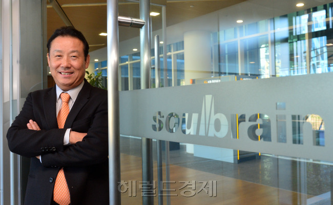 정지완(기업인/솔브레인대표이사회장/코스닥협회회장)
누구에게나 살면서 ‘세 번의 기회’가 있다고 한다. 정말 세 번의 기회가 오는 것인지, 혹시 왔는데 모르고 지나친 것은 아닌지, 또는 아직 한 번도 오지 않은 것은 아닌지 궁금할 때가 많다. 영영 만나지 못할 수도 있다는 불안감에 ‘기회’에 집착하기도 한다.