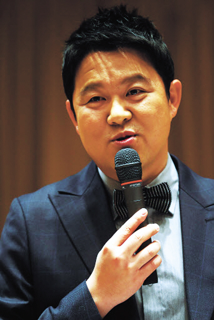 Kim Gu-ra speaks at a press conference last month. (Yonhap News)