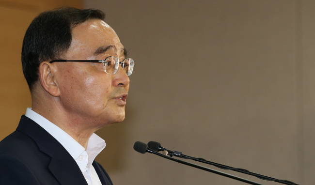 정홍원(정무직공무원/전변호사/대한민국국무총리)
Prime Minister Chung Hong-won on Tuesday announces the government plans to create 2.38 million jobs over the next four years. (Yonhap News)