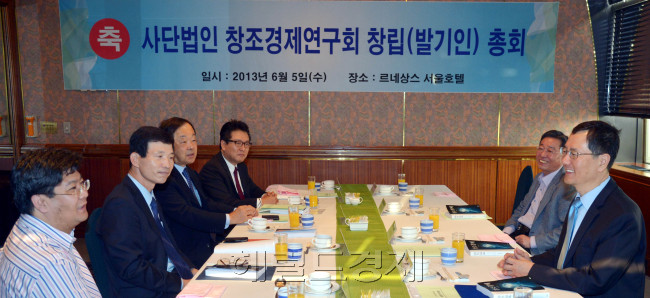 사단법인 창조경제연구회 창립 총회가 5일 오전 서울 강남구 역삼동 르네상스서울호텔에서 열려 이민화 벤처기업협회 명예회장이 모두발언을 하고 있다.<br />김명섭 기자 msiron@heraldcorp.com
사단법인 창조경제연구회 창립 총회가 5일 오전 서울 강남구 역삼동 르네상스서울호텔에서 열려 이민화 벤처기업협회 명예회장이 모두발언을 하고 있다.
김명섭 기자 msiron@heraldcorp.com
사단법인 창조경제연구회 창립 총회가 5일 오전 서울 강남구 역삼동 르네상스서울호텔에서 열려 이민화 벤처기업협회 명예회장이 모두발언을 하고 있다.
김명섭 기자 msiron@heraldcorp.com
사단법인 창조경제연구회 창립 총회가 5일 오전 서울 강남구 역삼동 르네상스서울호텔에서 열려 이민화 벤처기업협회 명예회장이 모두발언을 하고 있다.
김명섭 기자 msiron@heraldcorp.com