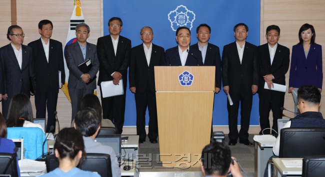 정부는 4일 오후 정부서울청사에서 고용률 70%달성을 위한 로드맵을 발표했다.<br />이상섭 기자. babtong@heraldcorp.com 2013.06.05
정부는 4일 오후 정부서울청사에서 고용률 70%달성을 위한 로드맵을 발표했다.
이상섭 기자. babtong@heraldcorp.com 2013.06.05
정홍원(가운데) 국무총리가 지난 4일 오후 정부서울청사에서 현오석 경제부총리 등 장관들이 대거 동석한 가운데 고용률 70% 달성을 위한 로드맵을 발표하고 있다.
이상섭 기자/babtong@heraldcorp.com