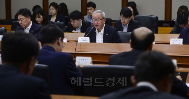 현오석(정무직공무원/기획재정부장관/부총리)
현오석 경제부총리 겸 기획재정부 장관이 5일 오전 서울 여의도 수출입은행에서 2013년 제8차 경제관계장관회의를 개최하고 모두발언을 하고 있다. 현 부총리는 이날 ‘직장어린이집 확대방안’, ‘보존 부적합 국유재산 정리 및 관리 강화방안’ 등에 대해 논의했다.